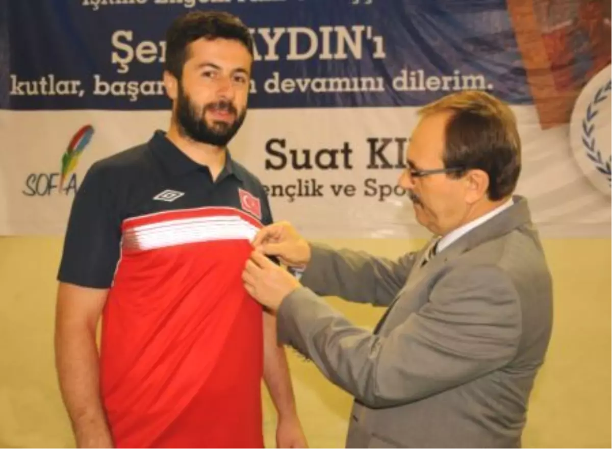 Başarılı Sporculara Belediye Başkanı Şahin\'den Ödül