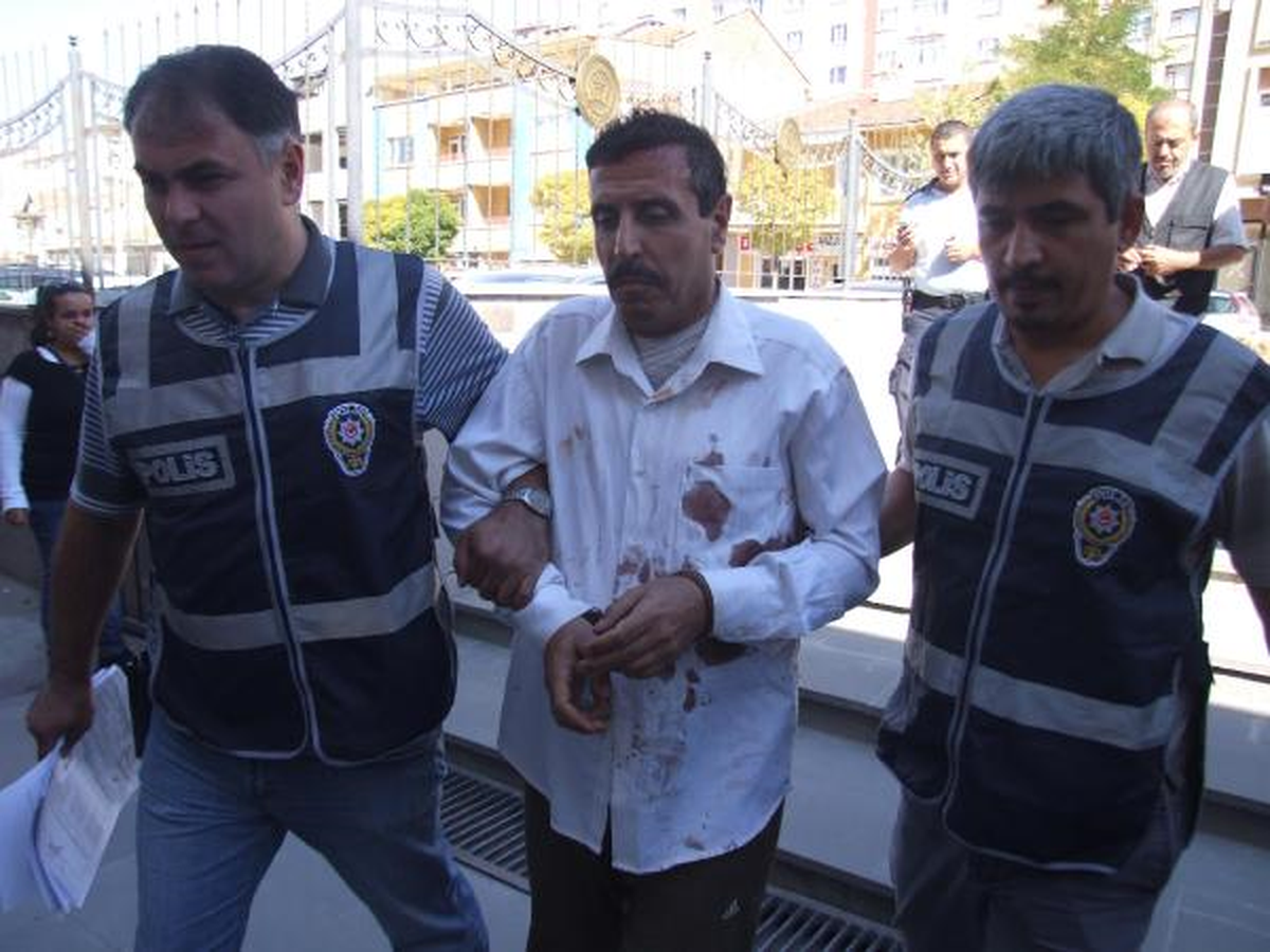 Cinnet Getiren Baba, Eşini ve 2 Yaşındaki Oğlunu Bıçaklayıp İntihar Etmek İstedi (2)