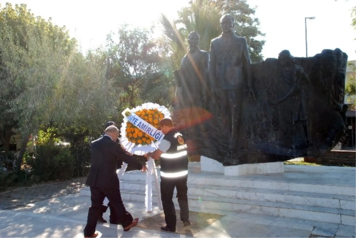 Didim\'de İtfaiyeciler Atatürk Anıtına Çelenk Bıraktı