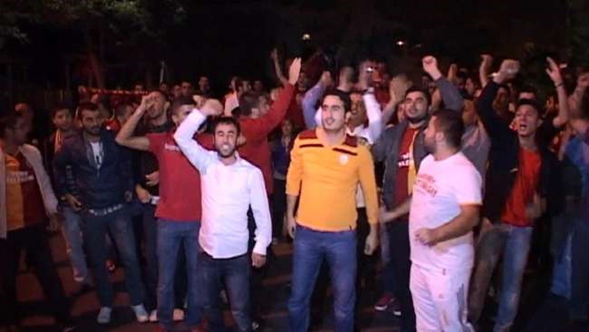 Galatasaraylı Taraftarlardan Terim\'e Destek