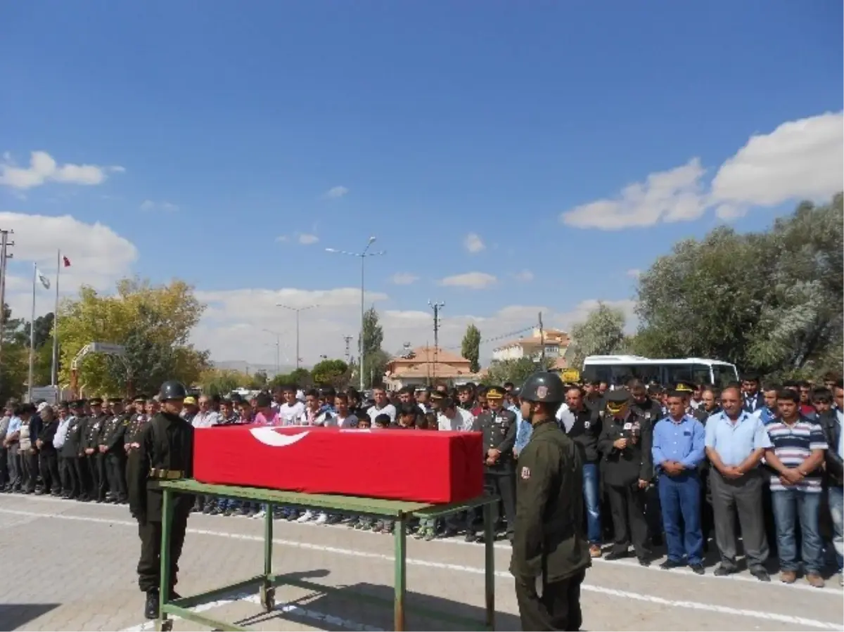 İntihar Eden Asker Toprağa Verildi