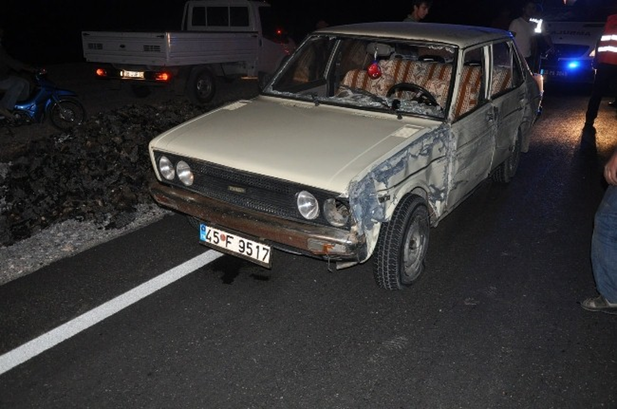 Kırkağaç\'ta Minibüs Otomobille Çarpıştı