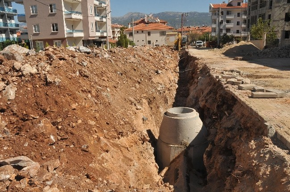 Kötekli Mahallesi\'ne Yağmur Suyu Drenaj Hattı Yapılıyor