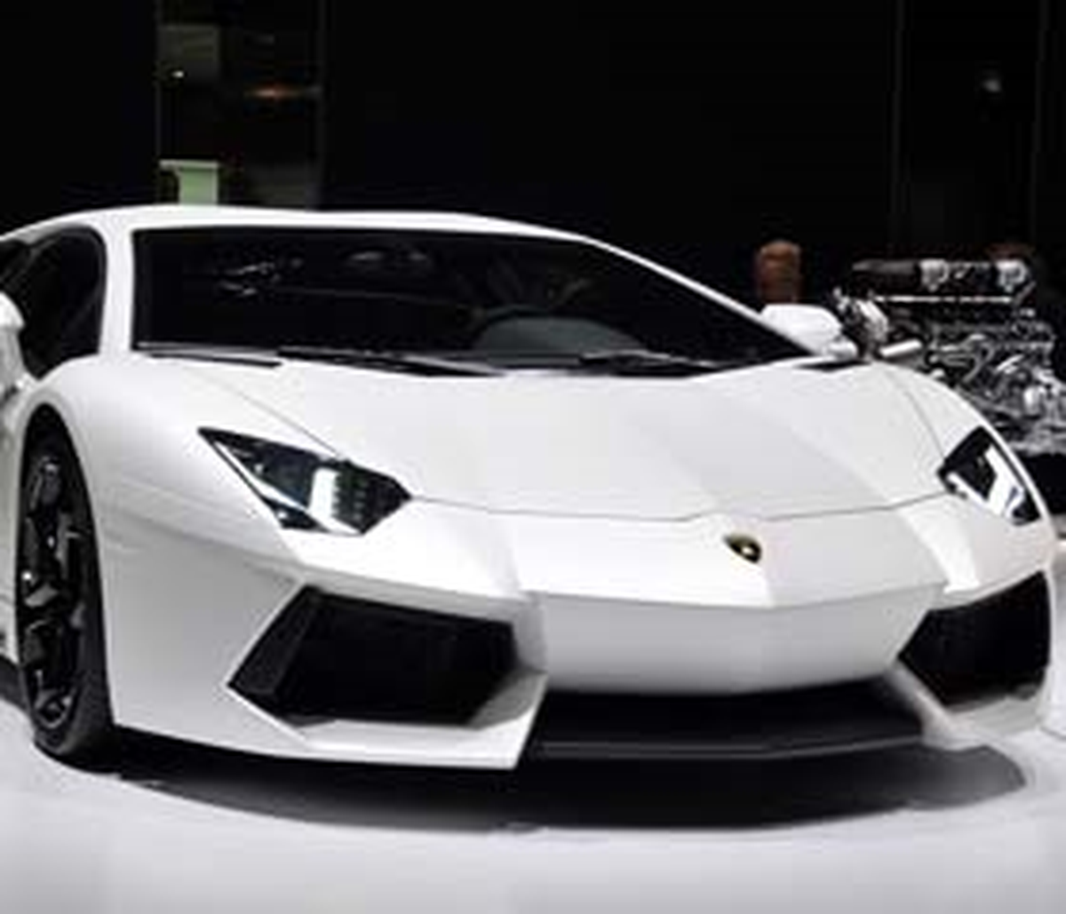 Lamborghini Aventador Kazada İkiye Ayrıldı