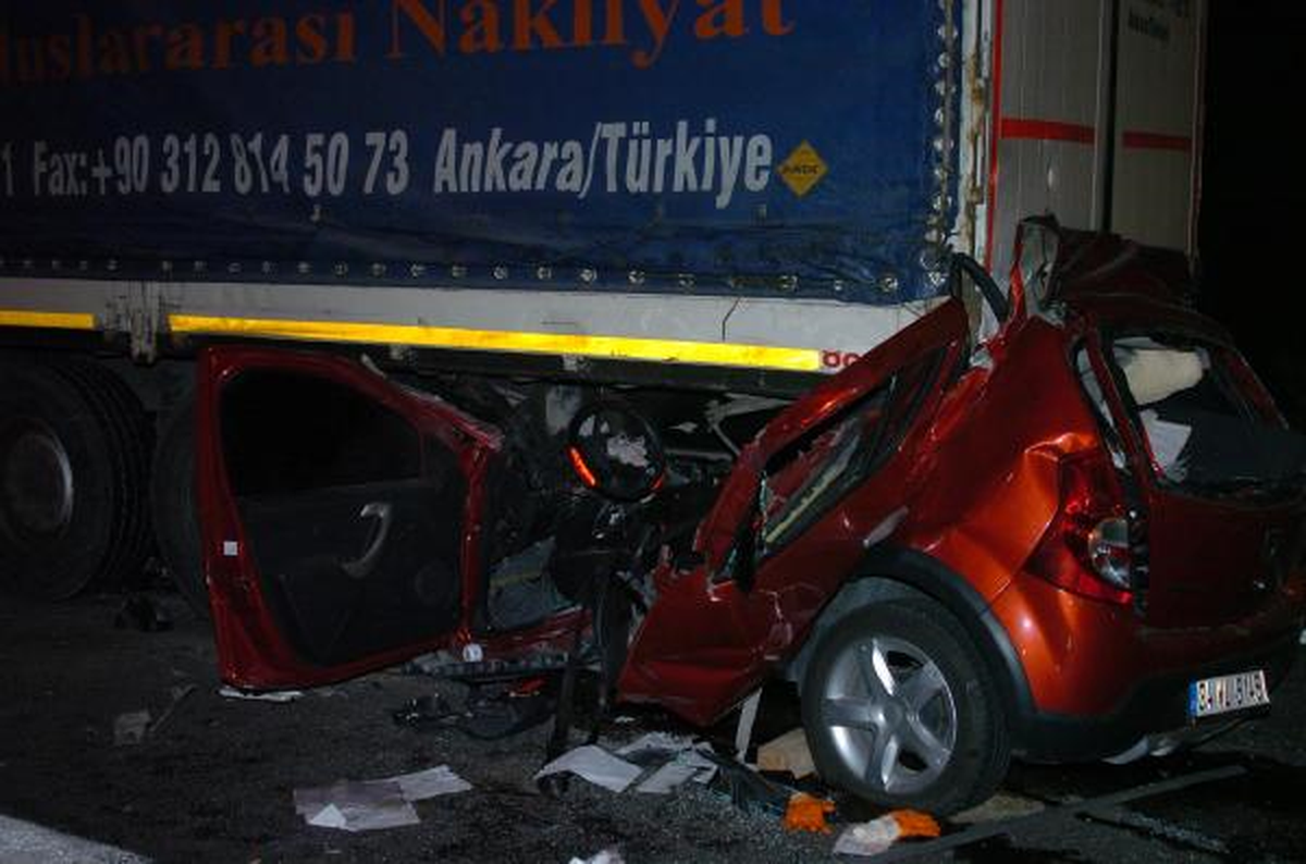 Otomobil Emniyet Şeridinde Park Edilen Tır\'ın Altına Girdi: 1 Ölü