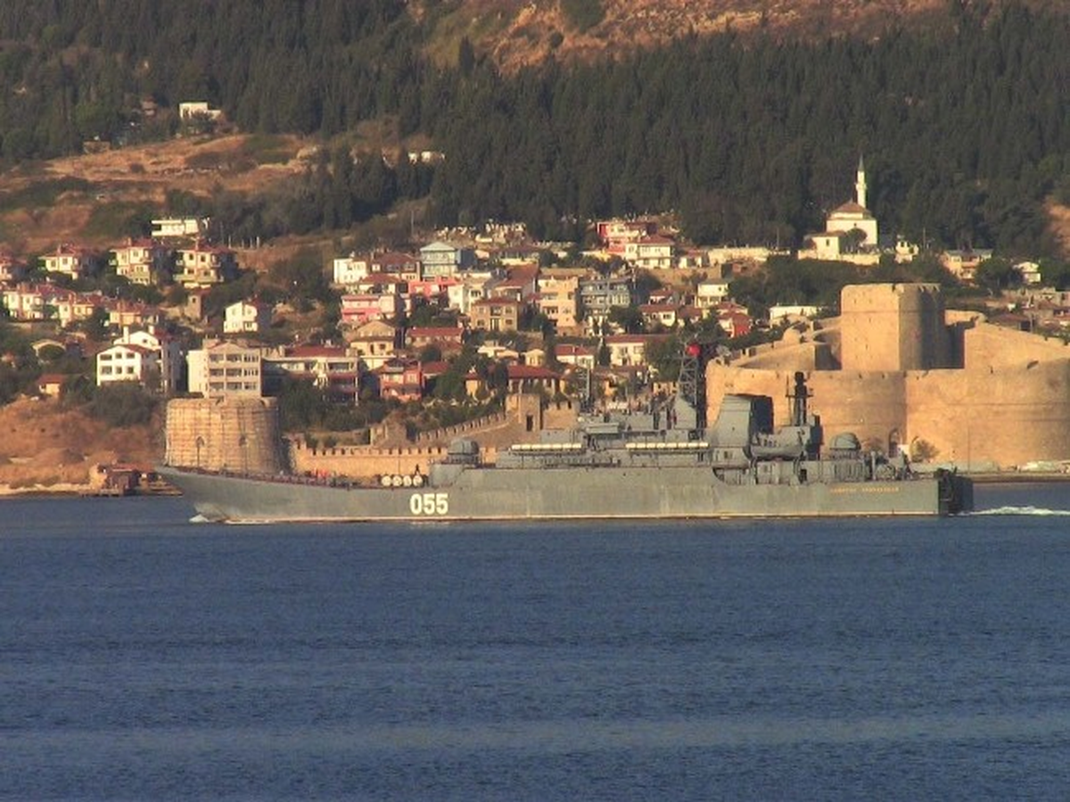 Rus Donanması\'na Ait Gemiler Çanakkale Boğazı\'ndan Geçti