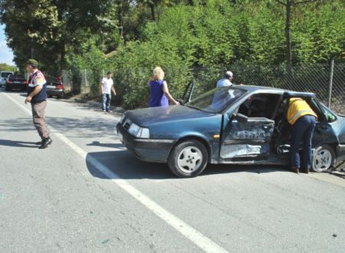 Sapanca\'da Trafik Kazası: 2 Yaralı