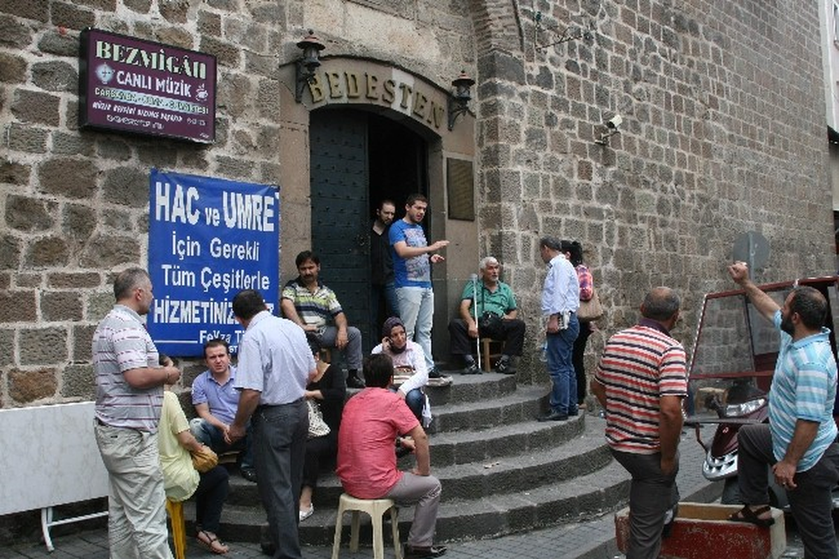Tarihi Bedestende Yangının İzleri Silinmeye Çalışılıyor