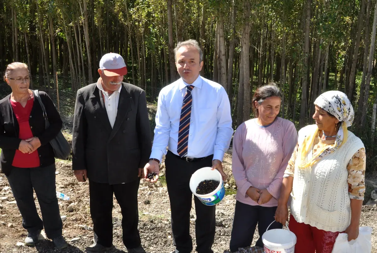 Tunceli Valisi Köy Gezilerini Minibüse Binerek Yapıyor