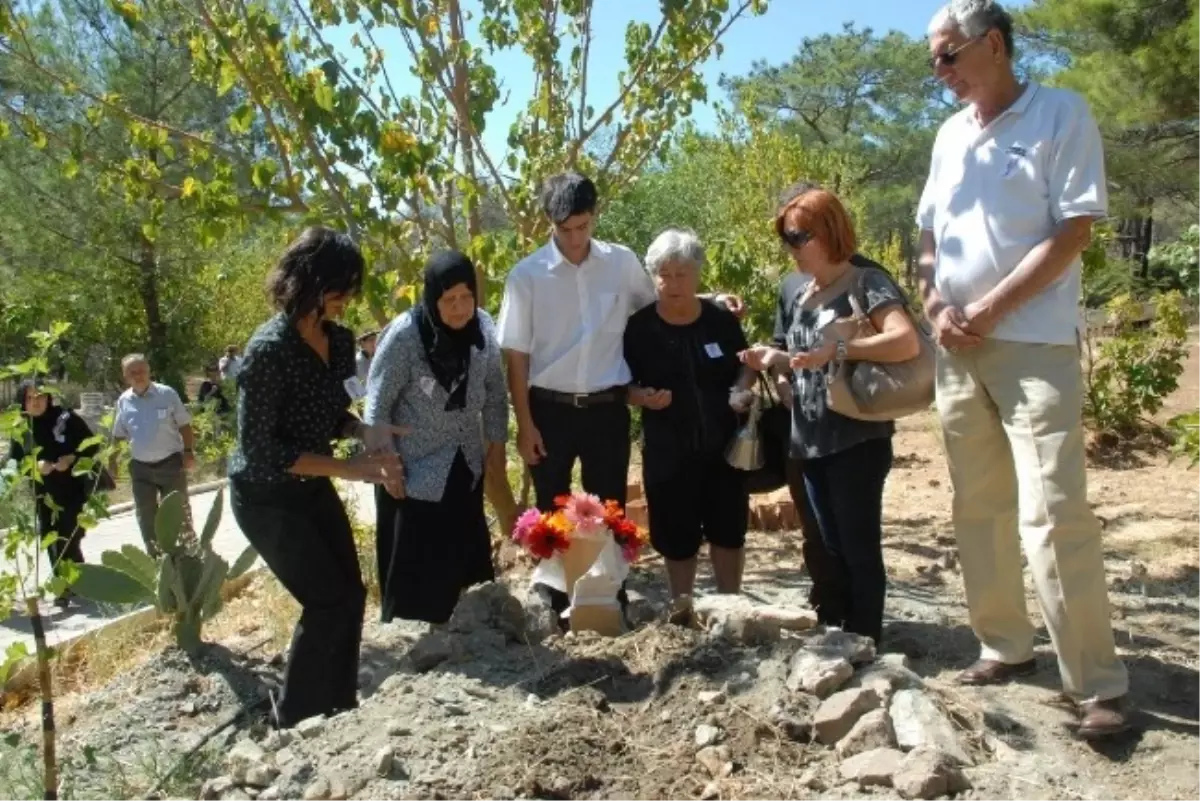 Türkiye Aşığı Eşinin Cenazesini Hollanda\'dan Getirip Fethiye\'de Toprağa Verdi