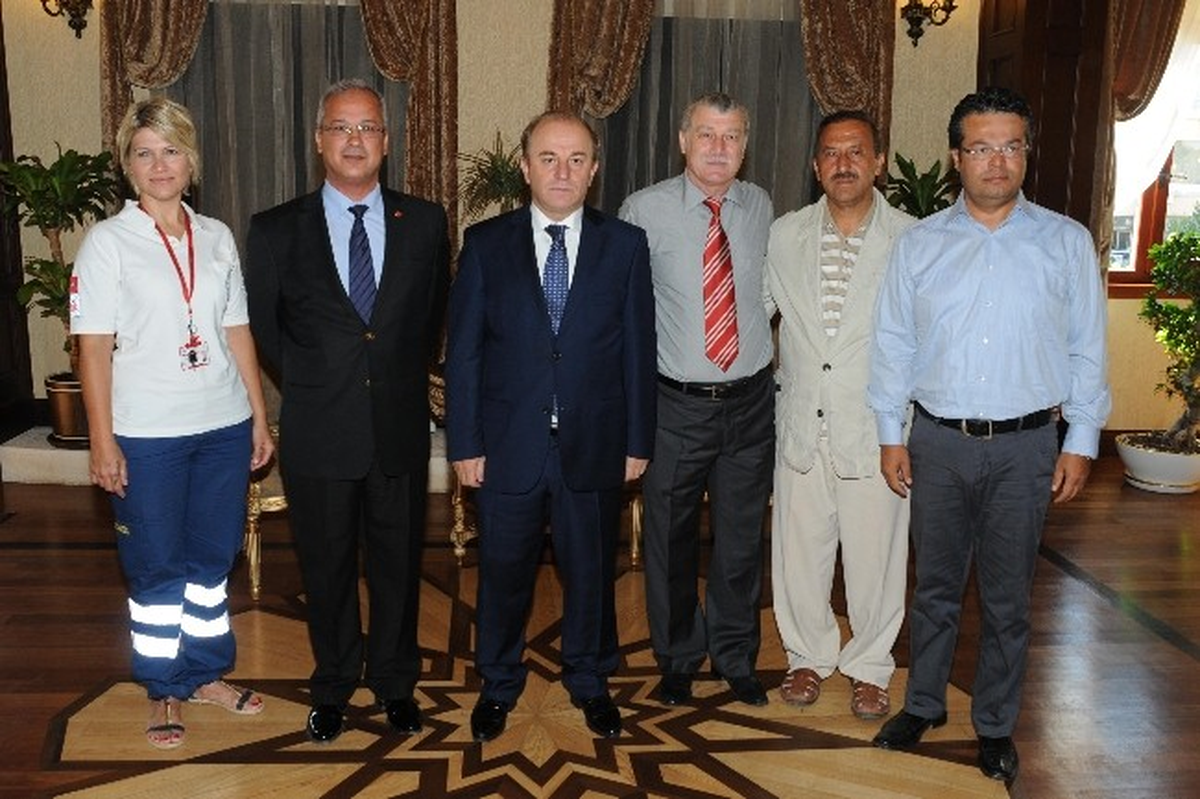 Vali Öztürk Türk Kızılay Derneği Antalya Şubesi Yöneticilerini Kabul Etti