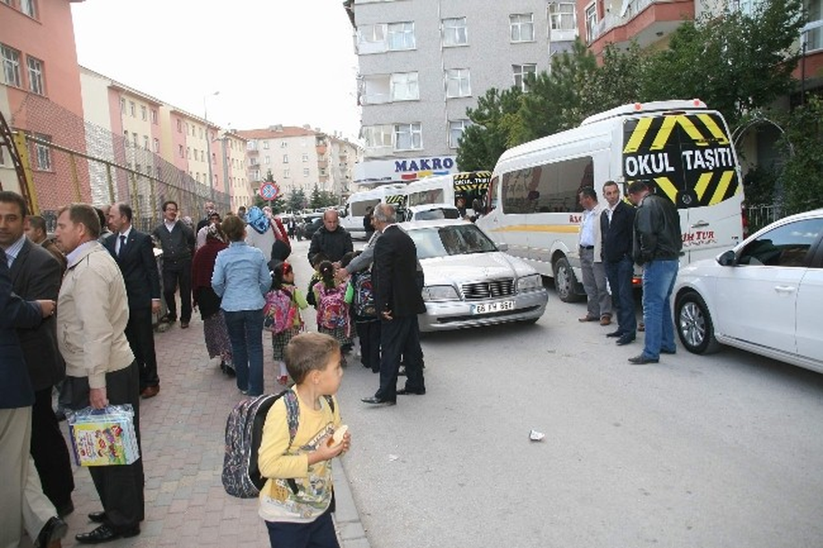 Yozgat\'ta Öğrenci Servislerinin Okul Önlerindeki Park Çilesi