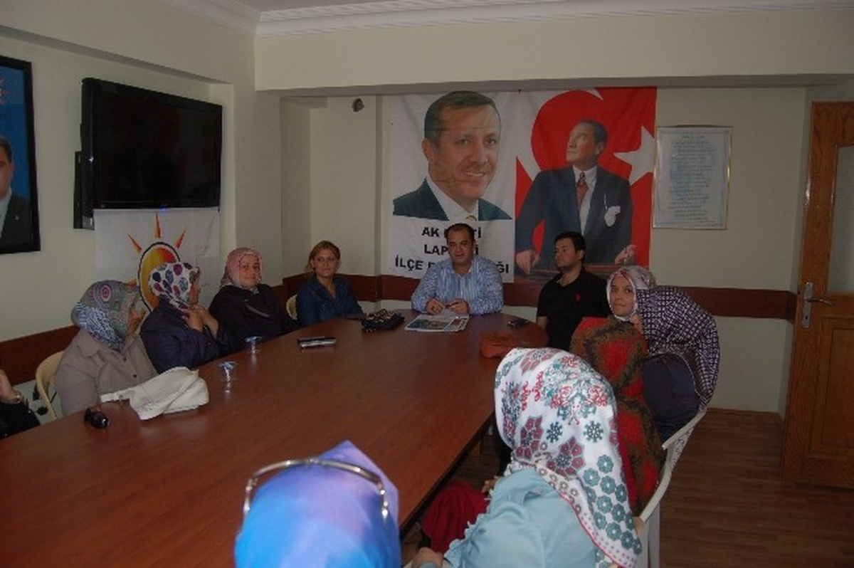 AK Parti Genel Merkezi Rotayı Kadın Kollarına Çevirdi