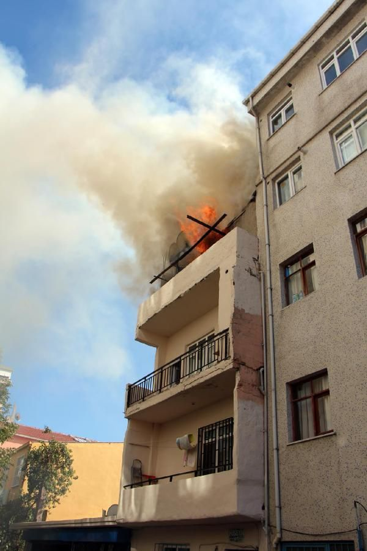 Ataşehir\'de Korkutan Yangın