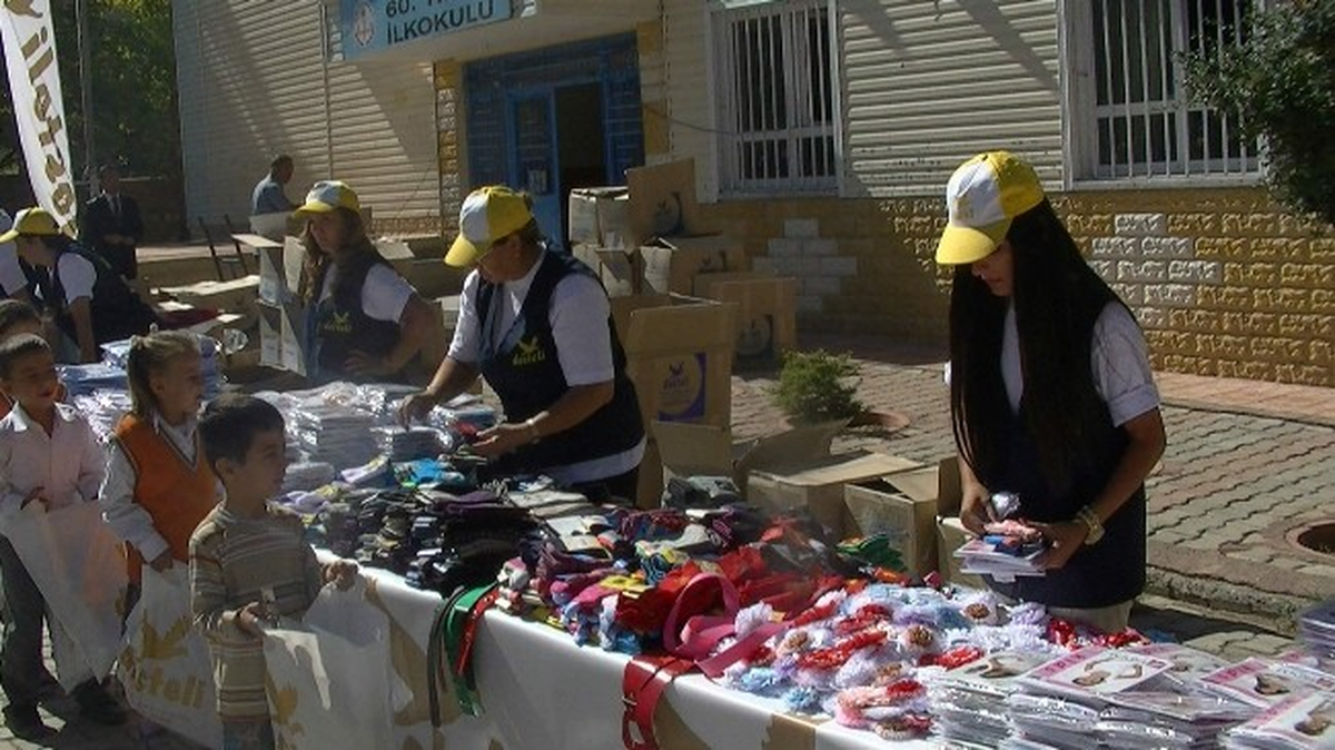 Dosteli Derneği\'nden Öğrencilere Yardım
