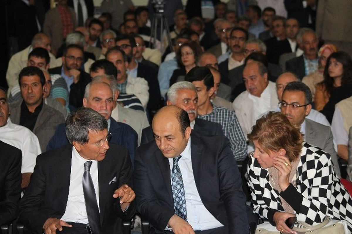 Elazığ\'da \'Yol Ayrımında Türkiye ve Gerçekler\' Konferansı