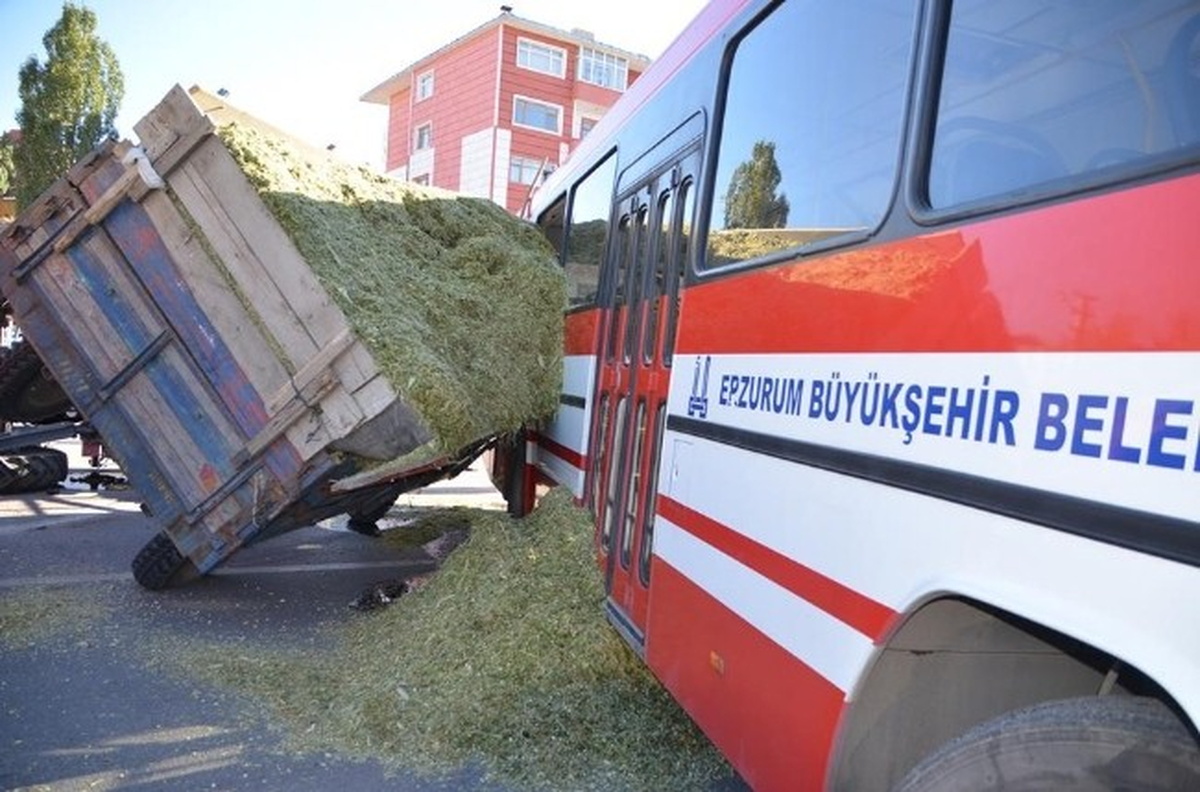 Erzurum\'da Saman Yüklü Traktör Otobüse Çarptı