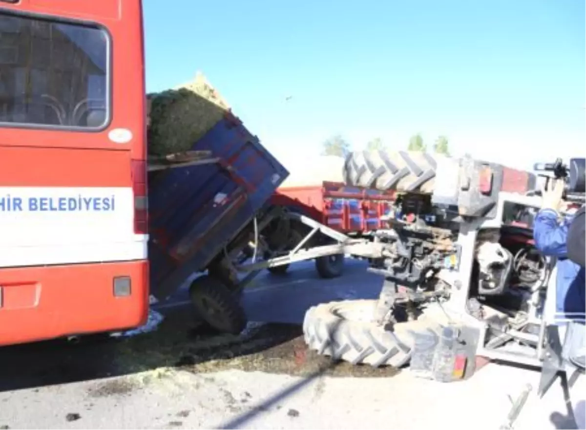 Erzurum\'da traktörle, halk otobüsü çarpıştı