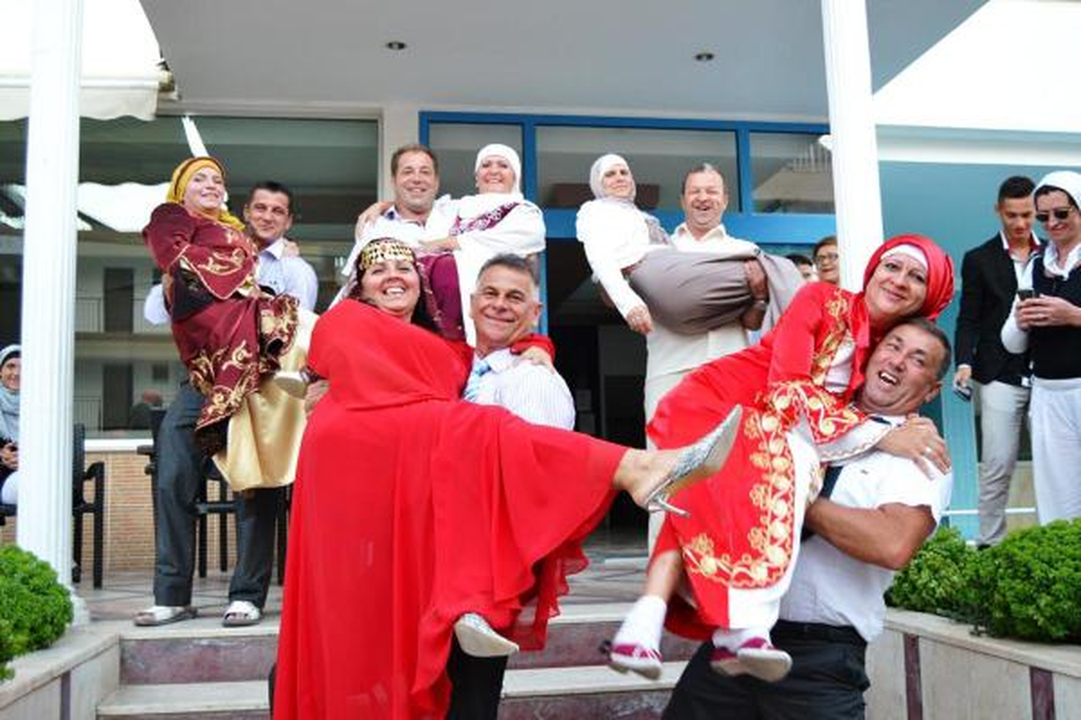 Ezan Sesini Duyunca Nikah Tazelediler