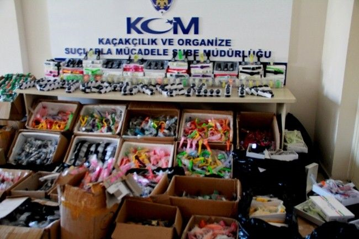 İzmir\'de 500 Bin Liralık Taklit Saat Ele Geçirildi