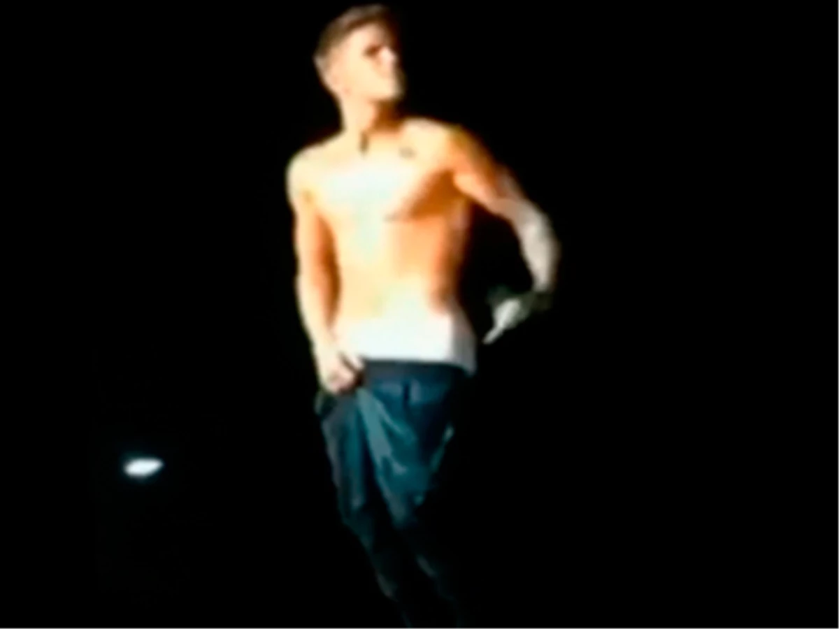 Justin Bieber\'ın Sahnede Pantolonu Düştü