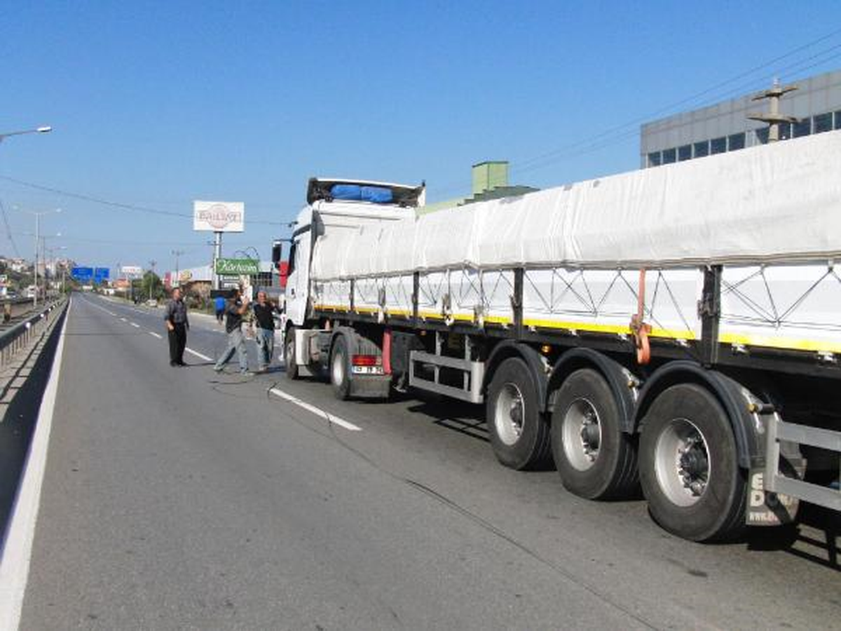 Kopan Yüksek Gerilim Kablosu Karayoluna Düştü