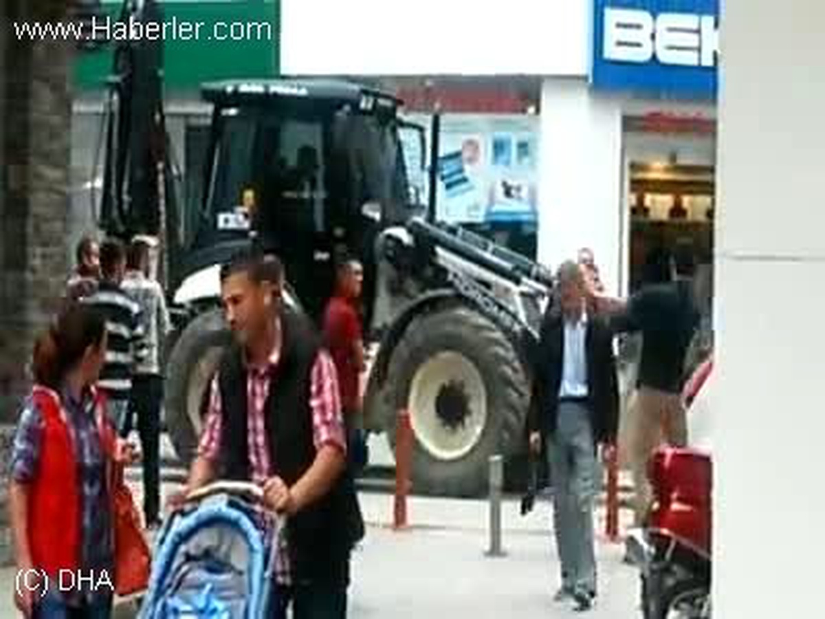 Pusetteki Bebekleriyle Kavgayı İzlediler