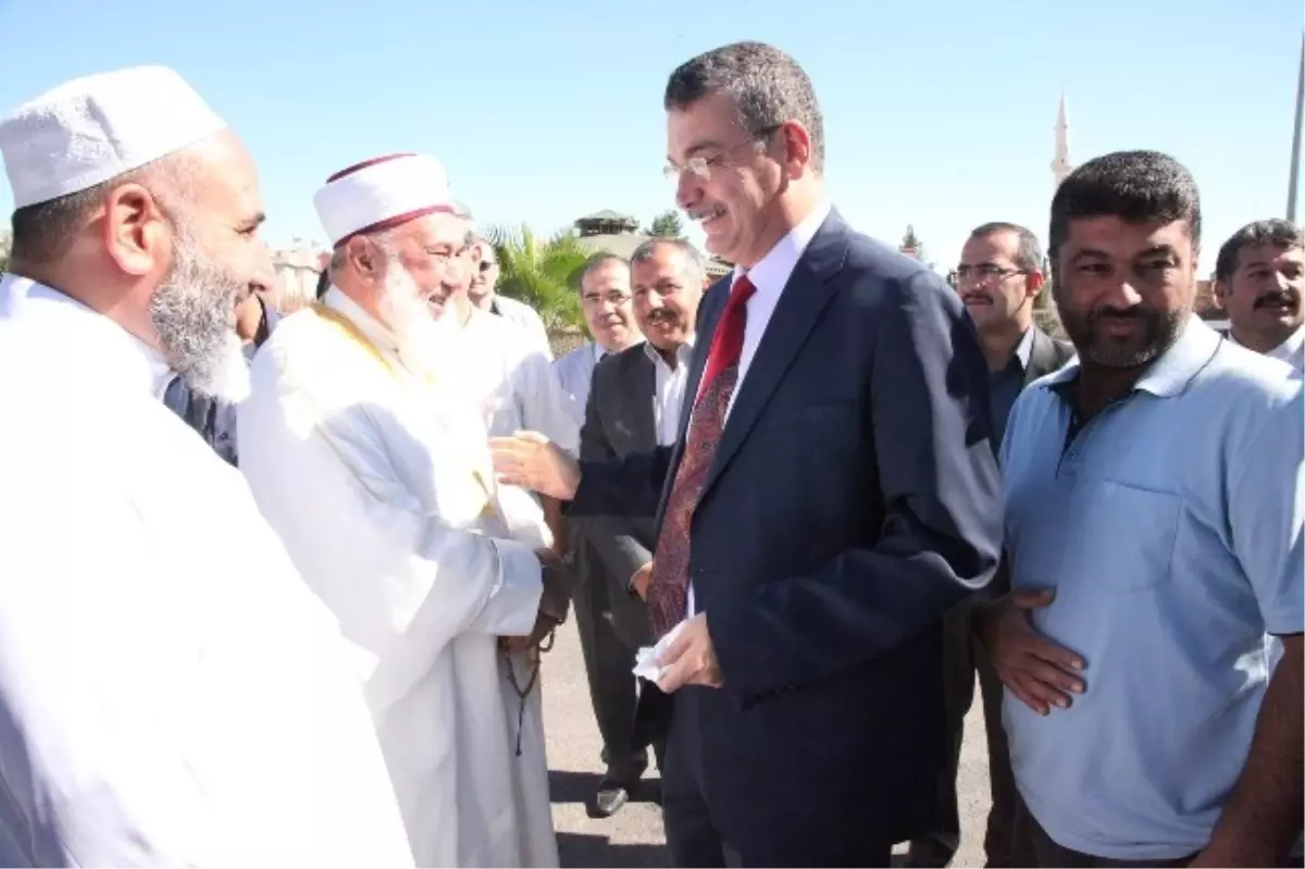 Şanlıurfa\'da İnsani Yardım Malzemeleri Törenle Suriye\'ye Uğurlandı