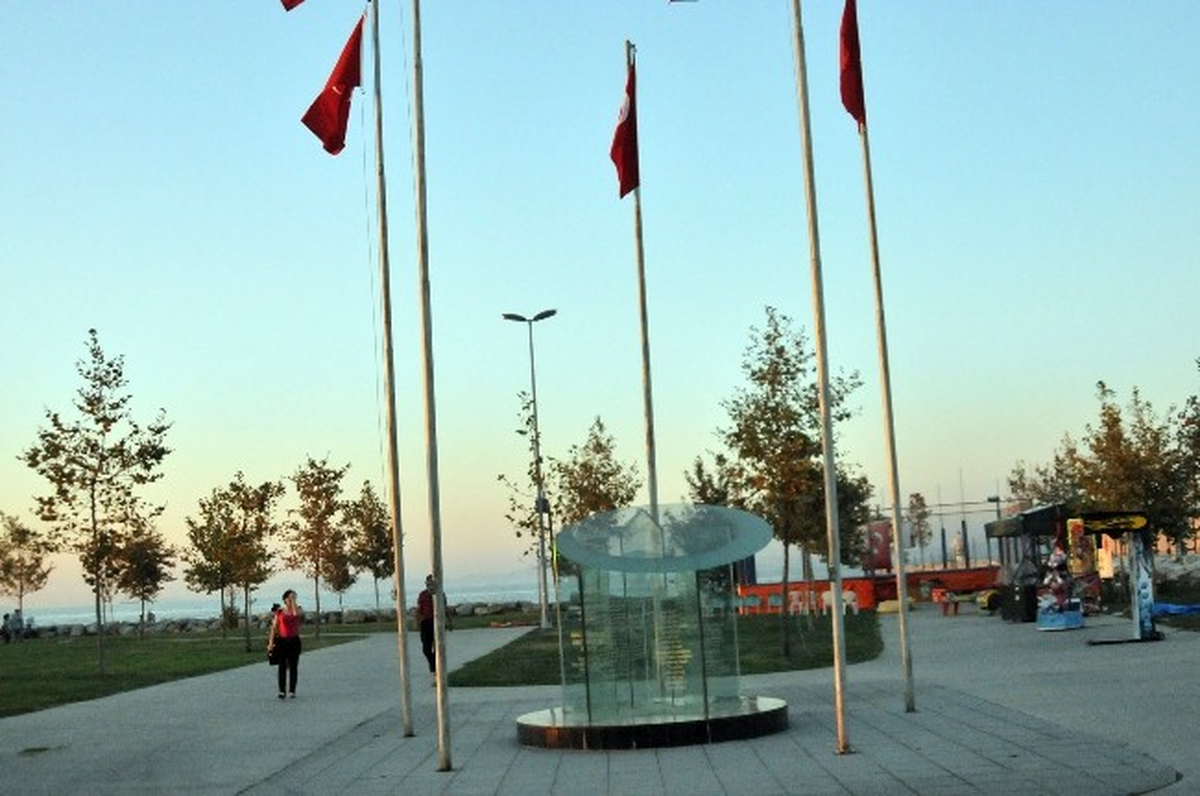 Şehitlik Anıtı da Vandallardan Nasibini Aldı