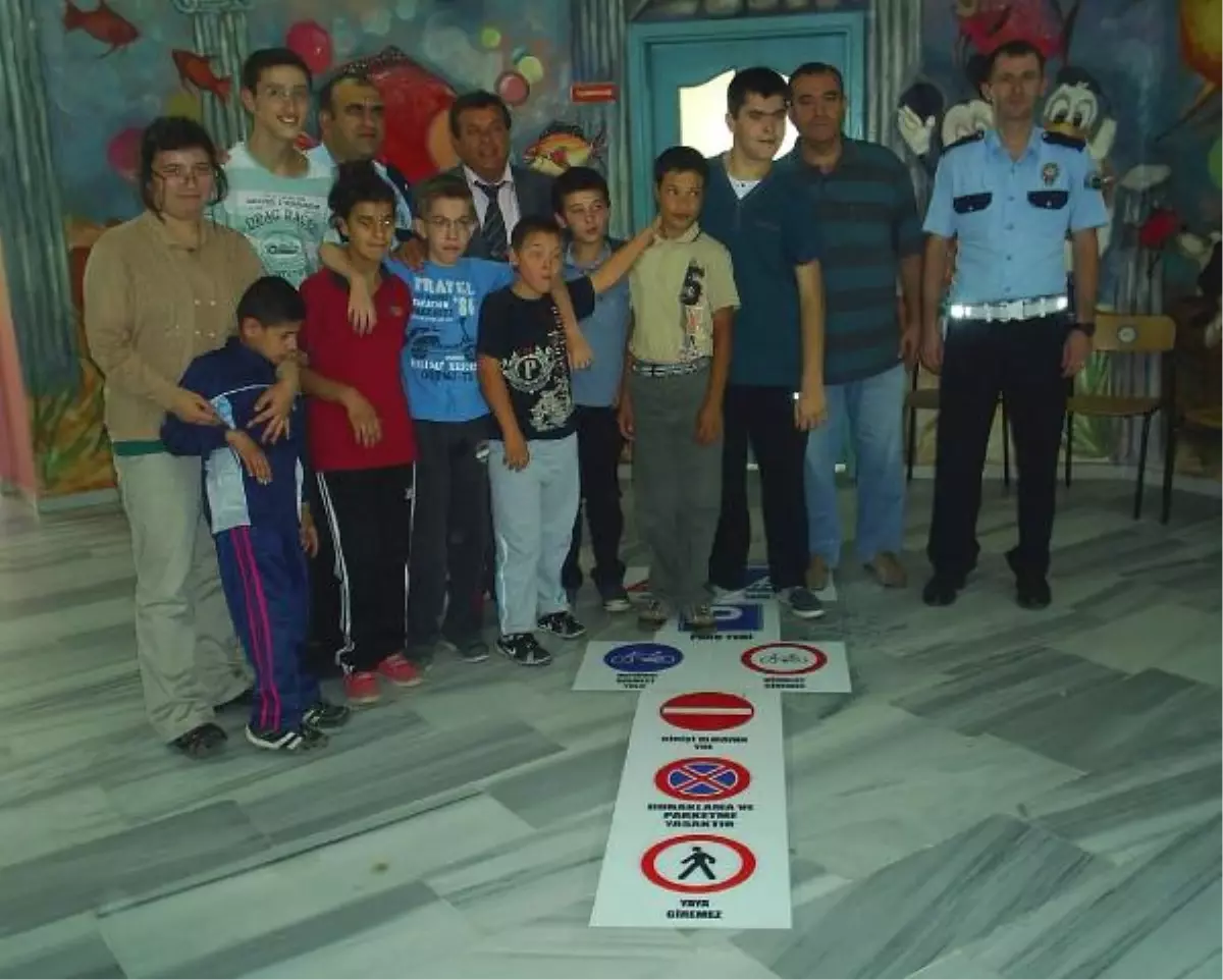 Sek Sek Oynayarak Trafik İşaretlerini Öğreniyorlar
