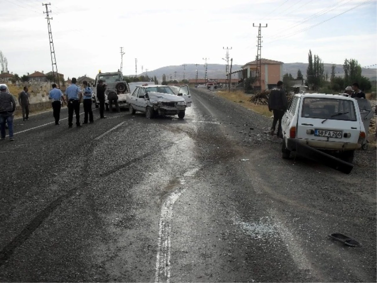 Sivas\'ta İki Ayrı Trafik Kazası: 6 Yaralı