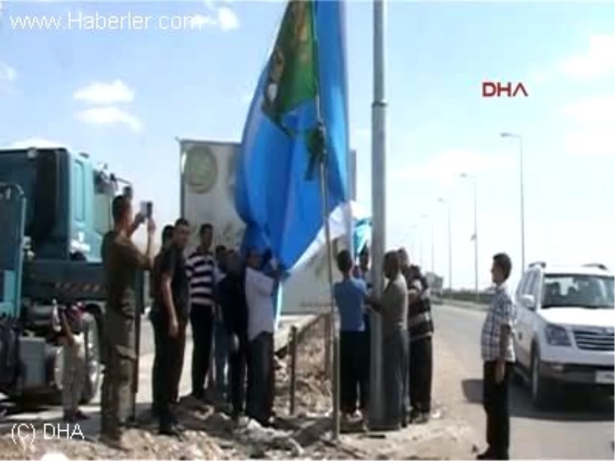 Tuzhurmatu\'da Türkmen Şehitleri İçin Dev Bayrak Dikildi