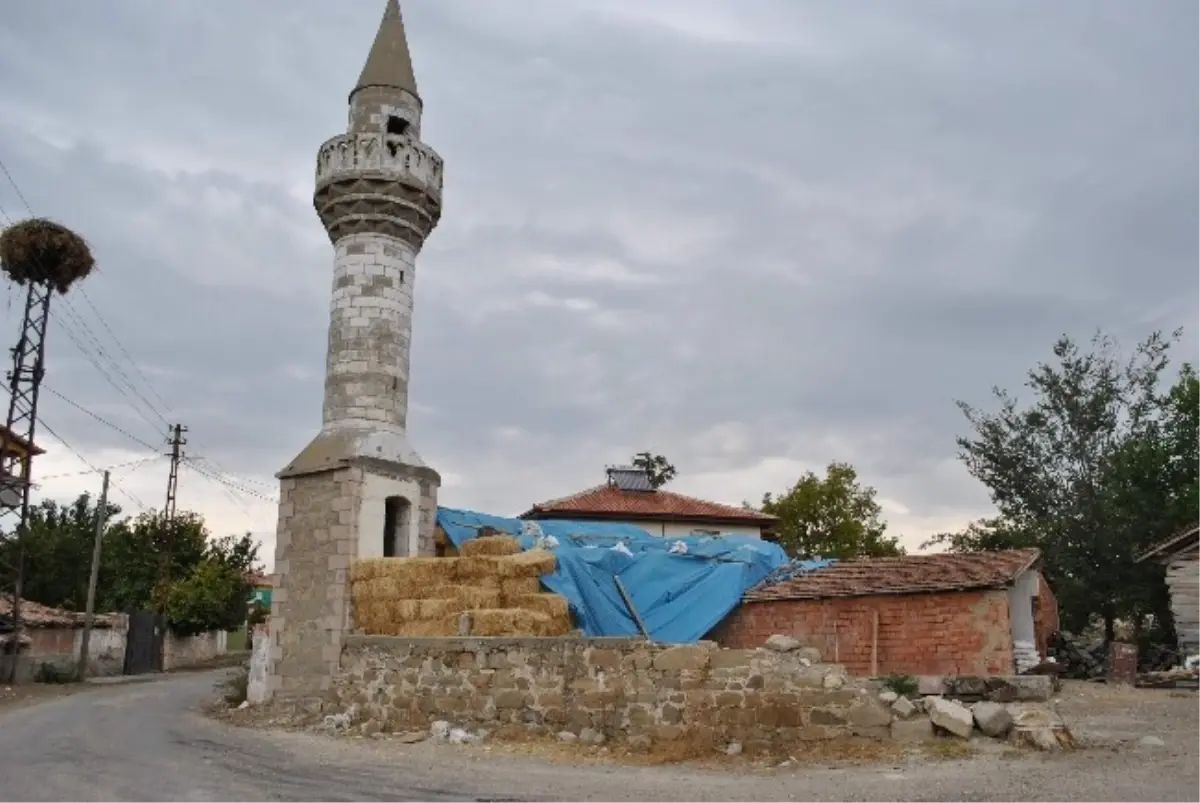 Yıkılan Caminin 100 Yılık Minaresi Tek Başına Kaldı