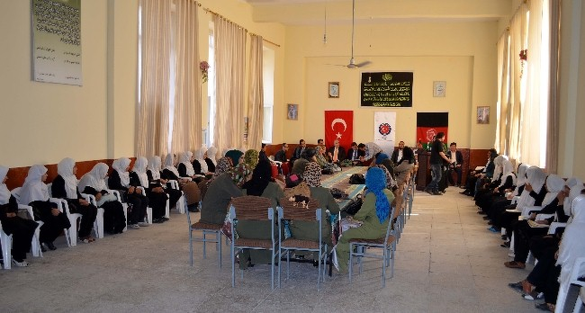 Afganistan\'daki Sultan Raziye Kız Lisesi\'ne Malzeme Desteği Verildi