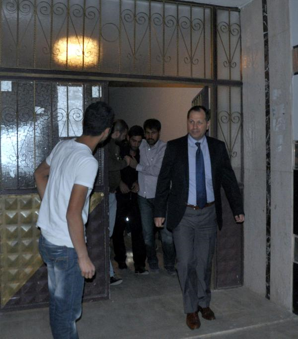 Aşkına Karşılık Bulamayan Üniversiteli Çatıya Çıktı