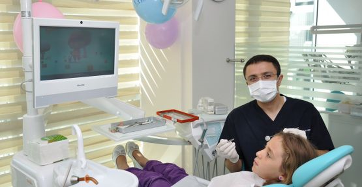 Çocuklara Çizgi Film Eşliğinde Diş Tedavisi