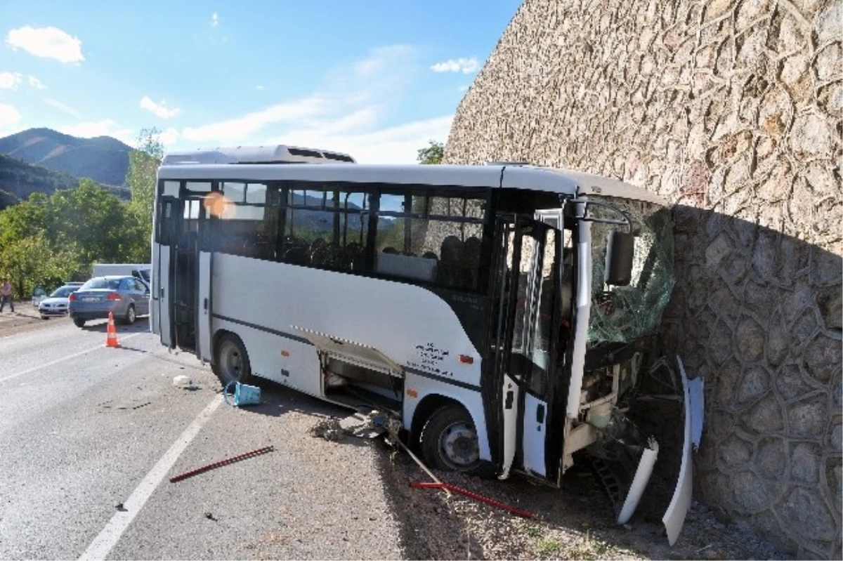 Gümüşhane\'de Trafik Kazası: 3 Yaralı