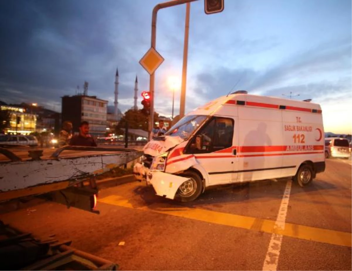 Hasta Taşıyan Ambulans Kırmızı Işıkta Geçmek İsteyince Otomobile Çarptı: 7 Yaralı