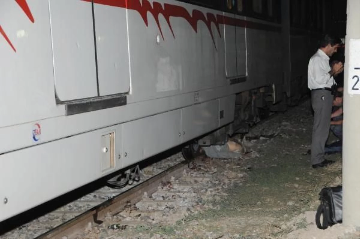 İzmir\'de Banliyö Treninin Çarptığı Yaya Öldü