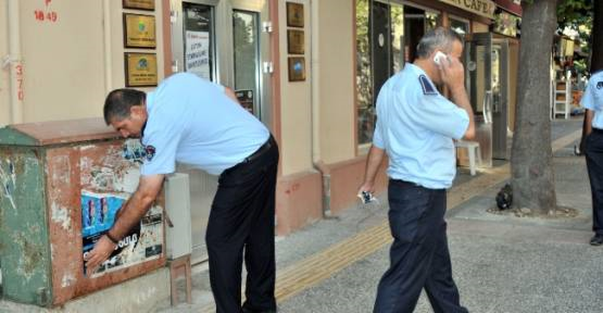 İzmit\'te Zabıta, Afiş Kirliliğine Geçit Vermiyor