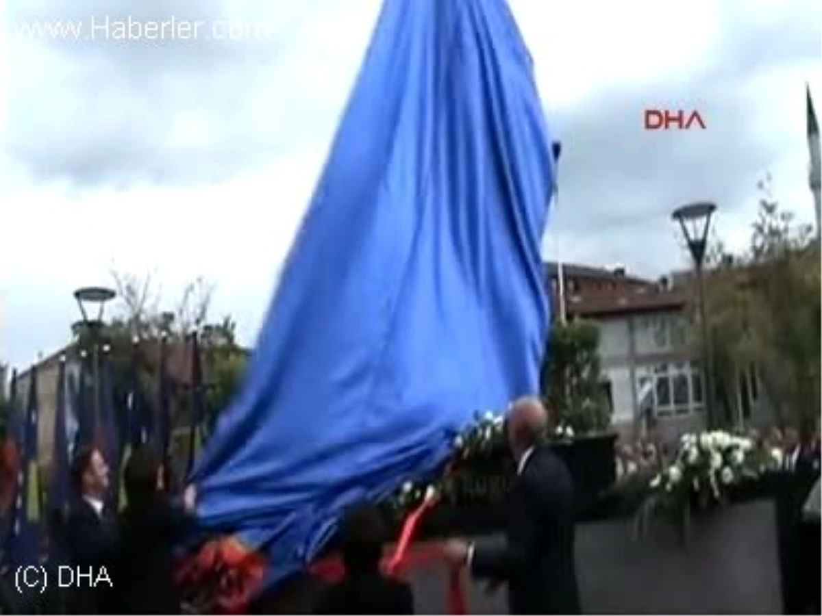 Kosova\'nın İlk Cumhurbaşkanı İbrahim Rugova\'nın Heykeli Törenle Açıldı