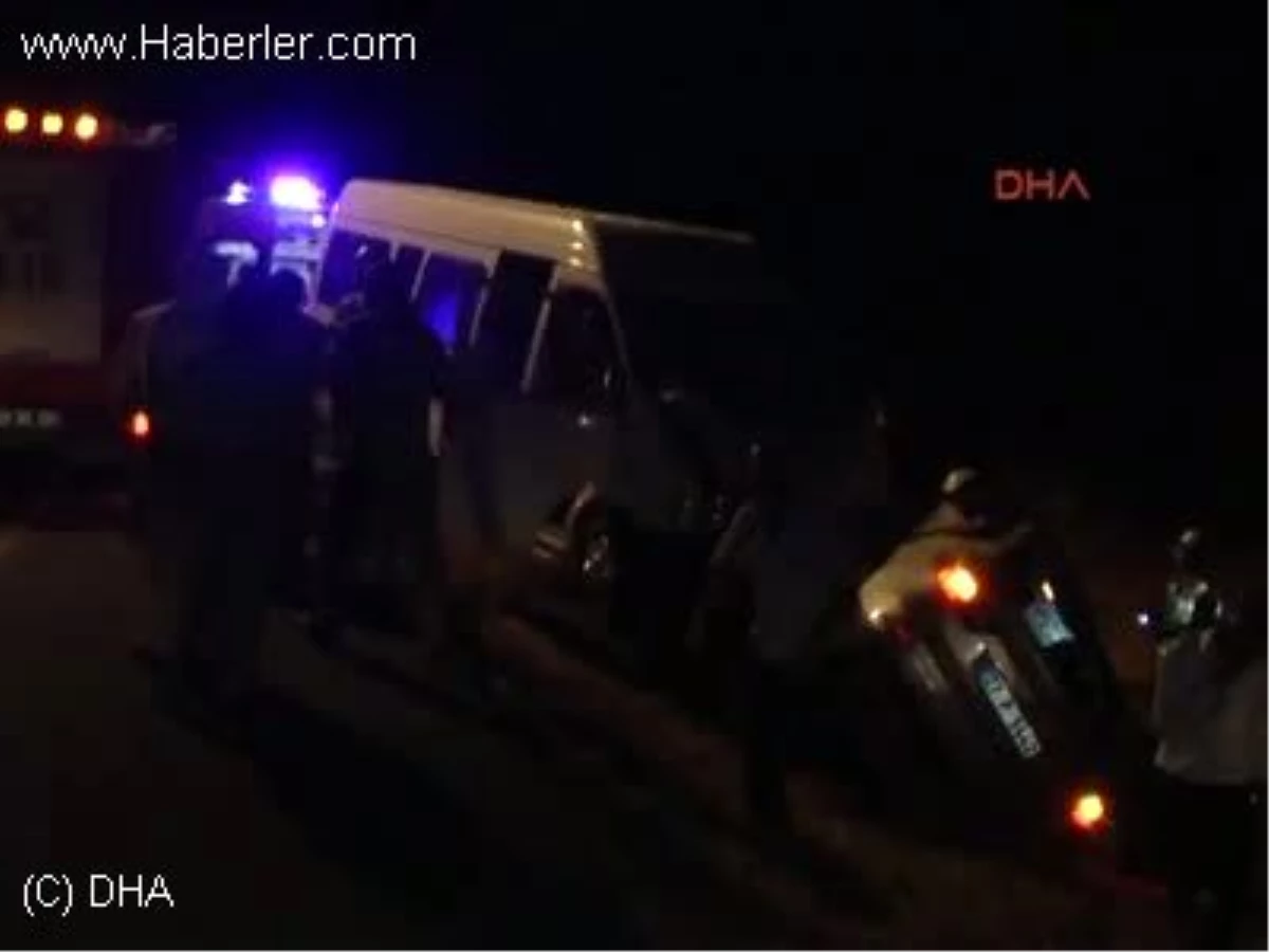 Nizip\'te Minibüs Otomobile Çarptı: 7 Yaralı