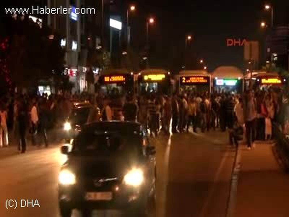 Otobüs Gecikince Caddeyi 3.5 Saat Trafiğe Kapattılar
