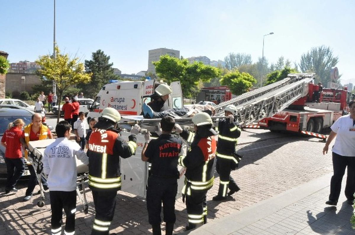Özel Avrupa Hastanesi\'nde Gerçeğini Aratmayan Yangın Tatbikatı