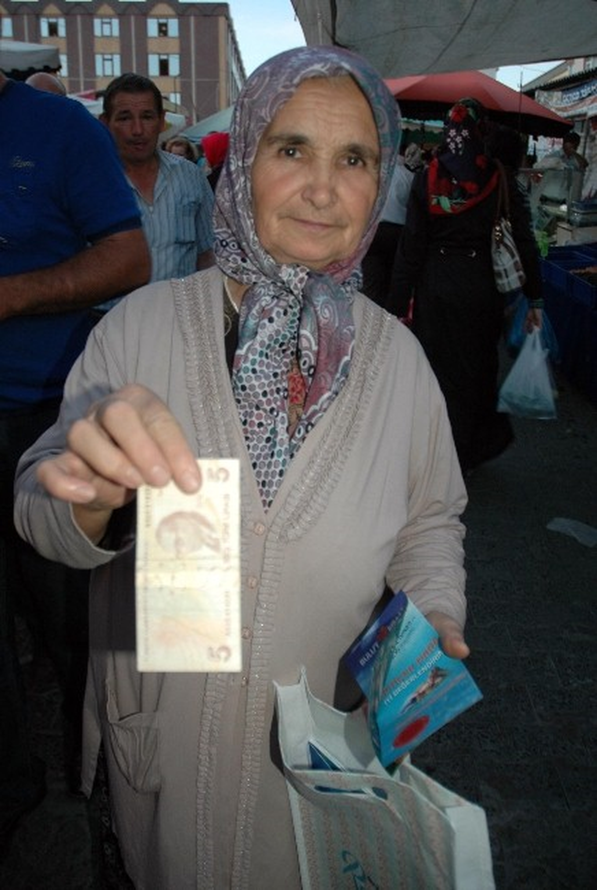 Para Dağıtımı İzdihama Yol Açtı