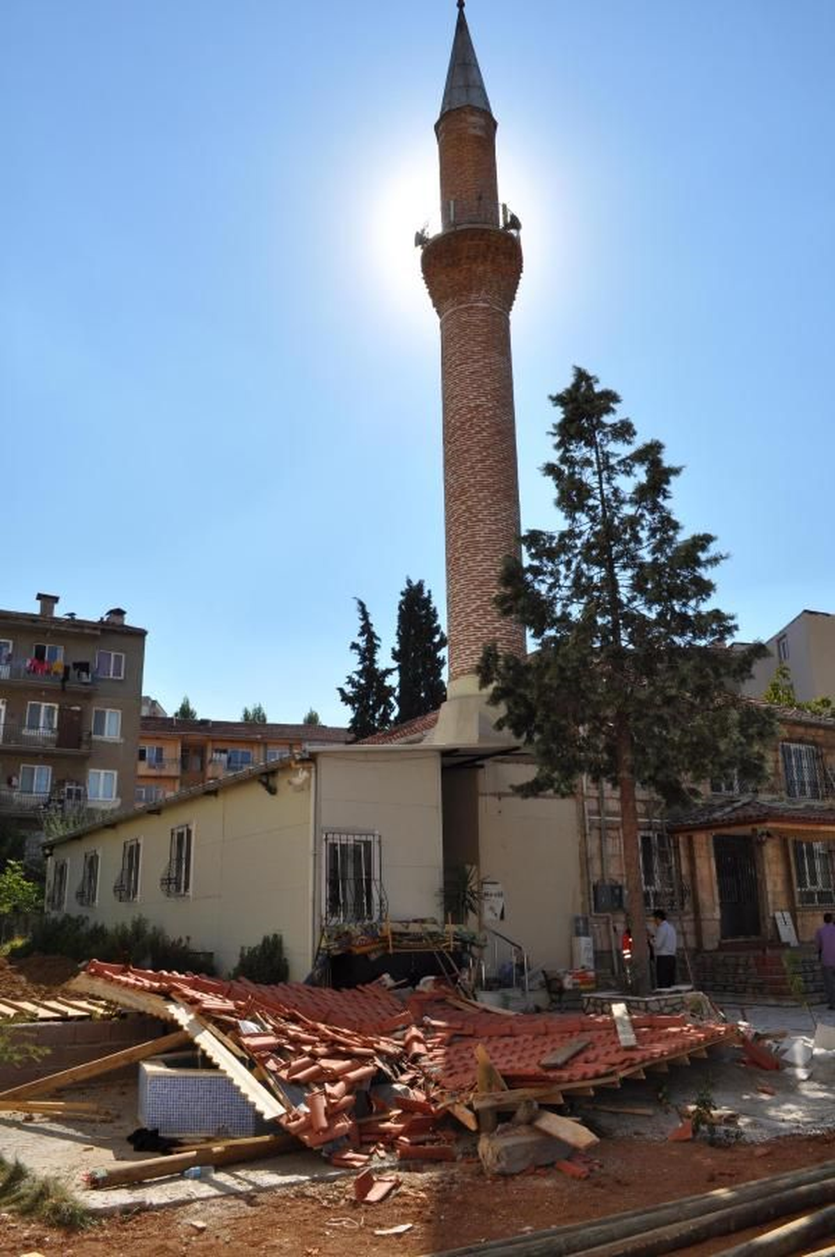 Şadırvan Çatısı Çöktü Bir Yaralı