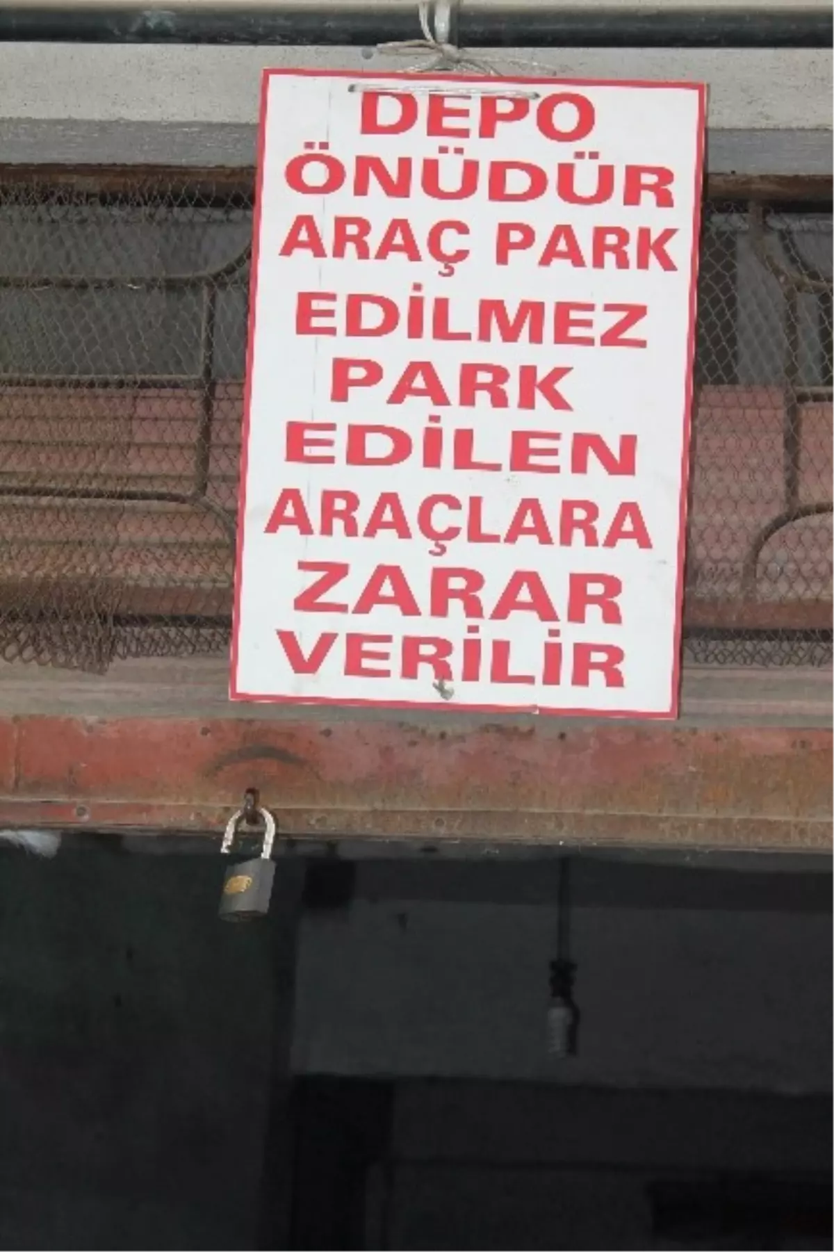 Karadeniz Usulü Uyarı: Park Edilen Araçlara Zarar Verilir