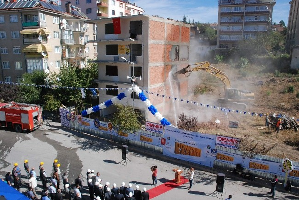 Tokat\'ta Riskli Binaların Yıkımı Başladı