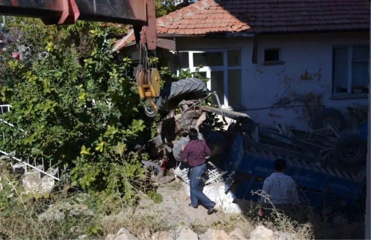 Traktör Evin Avlusuna Girdi: 1 Yaralı