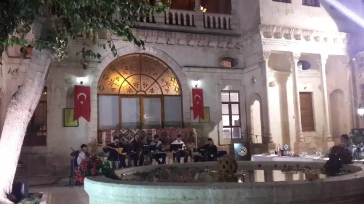 Türkü Gecesine Yoğun İlgi